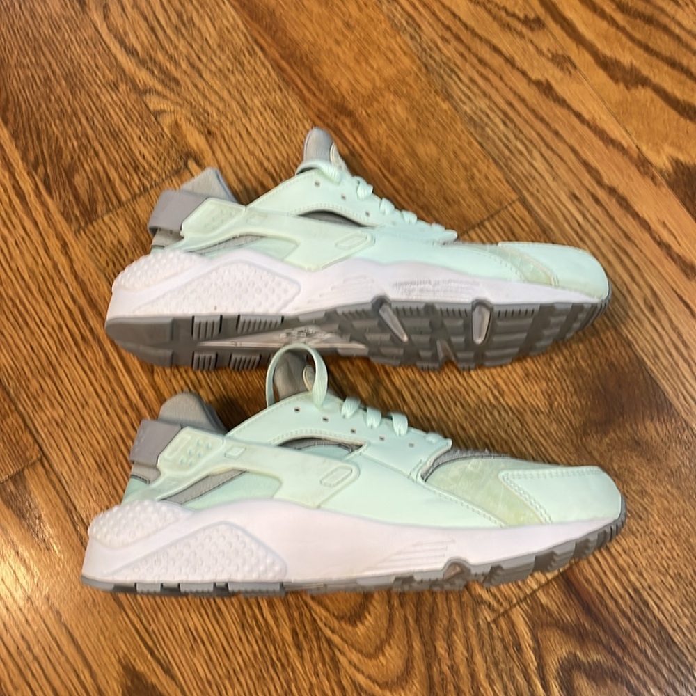 Women’s Nike Air Huarache Run Igloo Sneakers. Size 10. Excellent/Like New. - Picture 8 of 14
